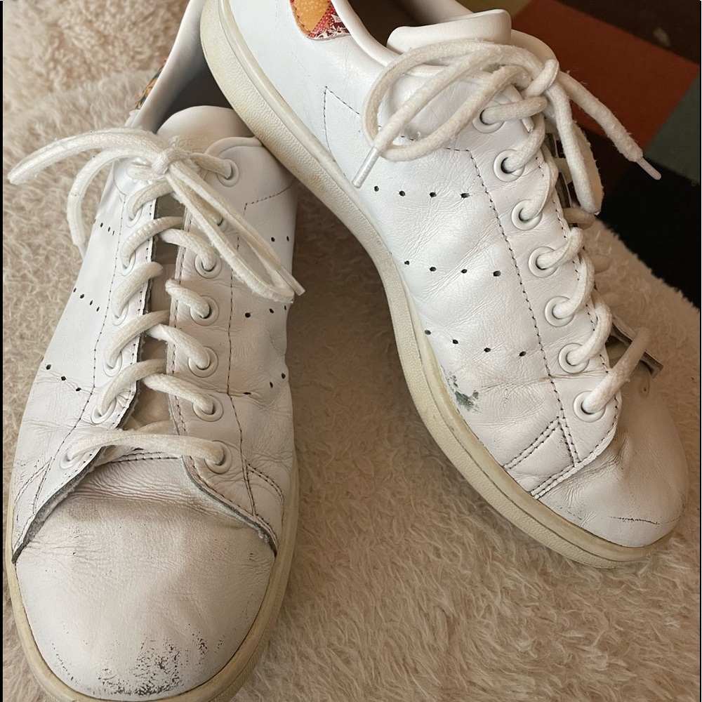 ADIDAS White leather Stan Smith sneakers. Size 9.5, unique & fun insoles 😊